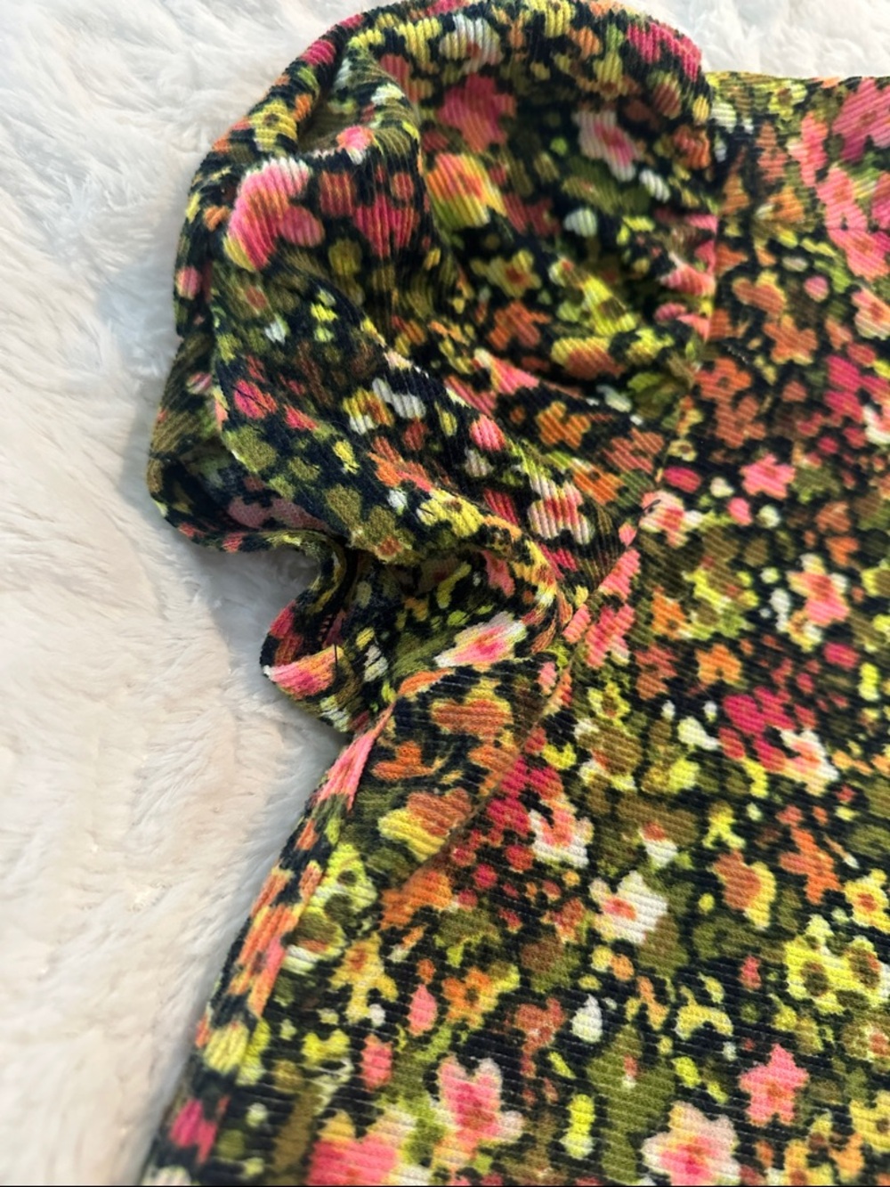 Crown & Ivy Floral Puff Sleeve Blouse in Green, Pink, Yellow M - Picture 7 of 9
